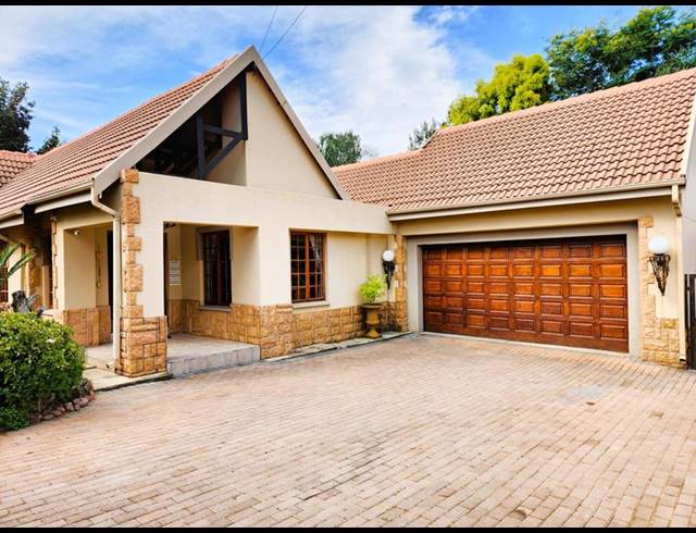 4 BEDROOM HOUSE FOR SALE IN MORELETAPARK